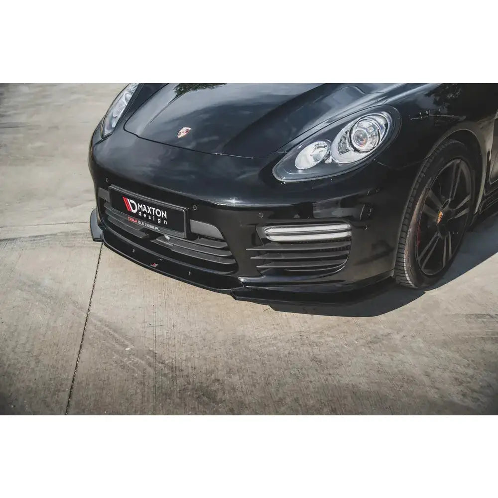 Front splitter på Porsche Panamera Turbo 970 Facelift V.2 med Maxton Design-logo og markerte luftinntak.