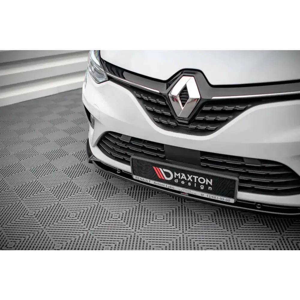 Front splitter Renault Clio Mk5 19- V.2 montert på hvit bil med svart grill, sett fra skrå vinkel.