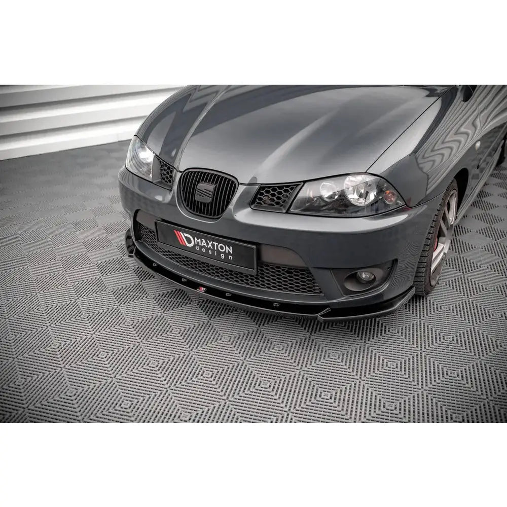 Spoiler til Seat Ibiza Cupra Mk3 V.2, svart frontsplitter montert foran, Maxton Design-logo på skiltet.