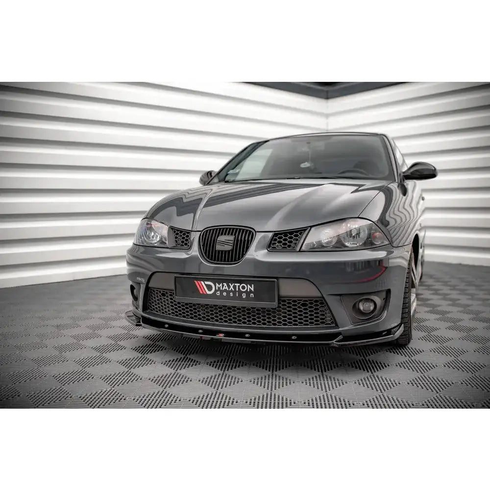 Front splitter på Seat Ibiza Cupra Mk3 V.2, svart spoiler montert foran med synlige lykter og grill.