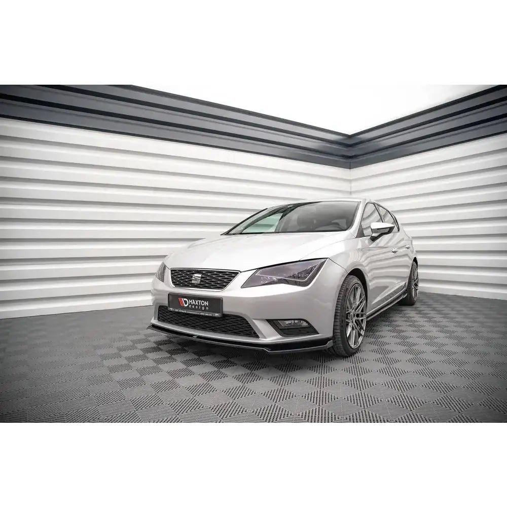 Frontleppe på Seat Leon Mk3 V.2 12-16 med sorte detaljer, fotografert fra skrå front i lyst rom.