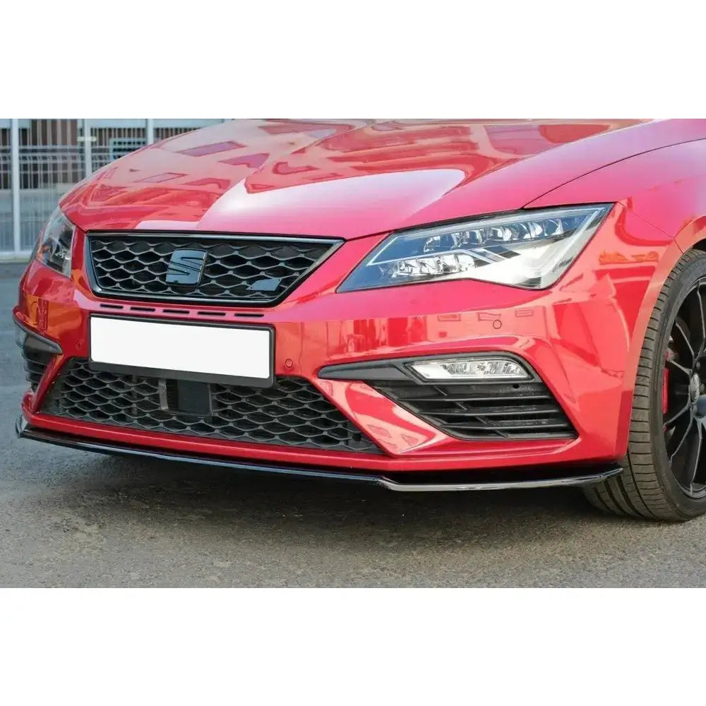 Frontleppe på rød Seat Leon Mk3 Cupra/Fr Facelift V.2 med sorte detaljer og svarte felger.