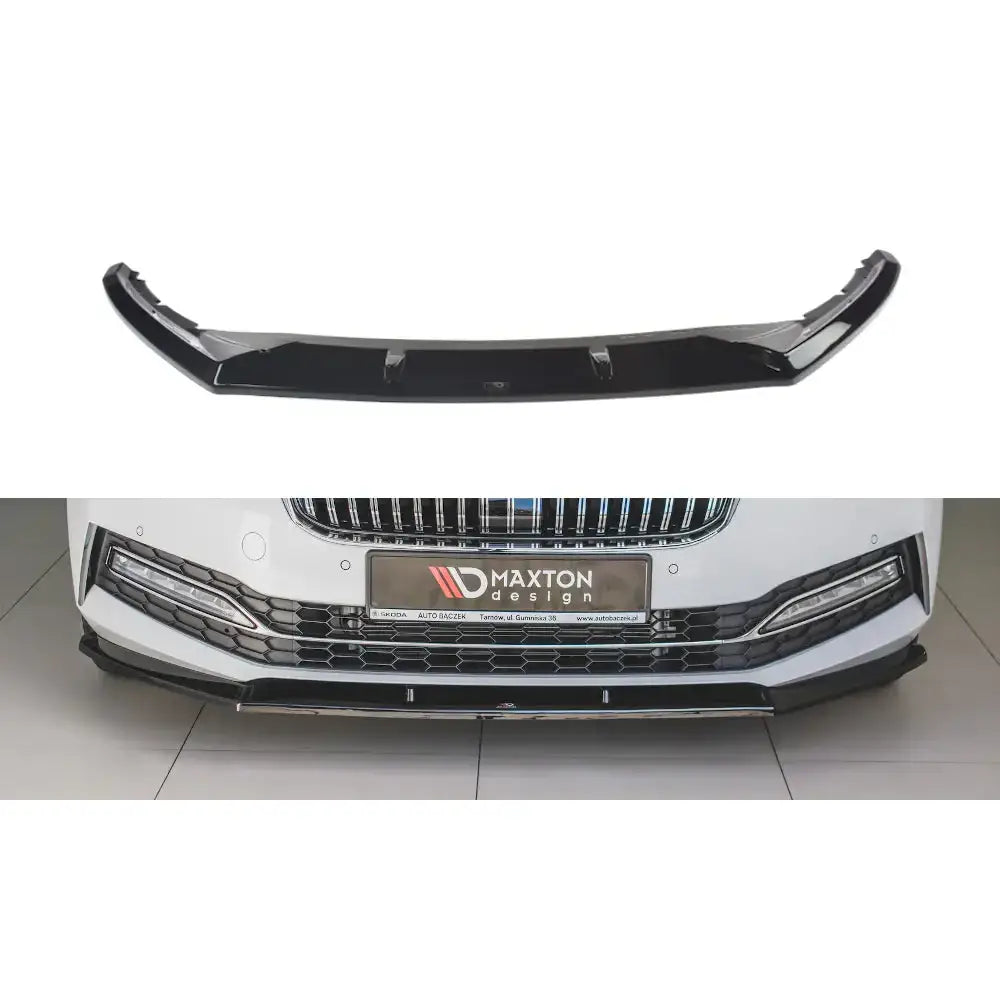 Frontspoiler Skoda Superb Mk3 Fl V.2 i sort glanset plast, vist alene og montert på bilfront.