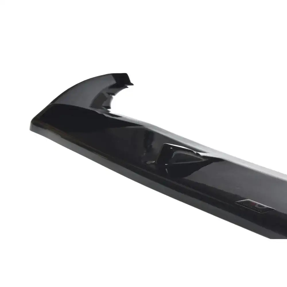 Spoiler til Skoda Superb Mk3 Fl V.2 i sort, blank plast, nærbilde fra siden med synlig opphøyning.