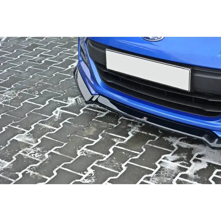 Spoiler til Subaru Brz Facelift V.2 i sort blank finish montert på blå bil, sett skrått ovenfra.