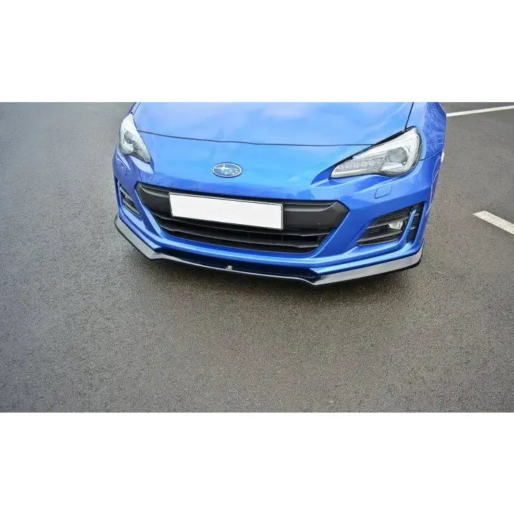 Front splitter påmontert Subaru Brz Facelift V.2, sort spoiler under blå støtfanger sett fra skrå vinkel.