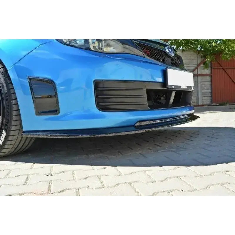 Spoiler til Subaru Impreza Wrx Sti V.2 2009-2011, svart frontleppe sett fra siden på blå bil.