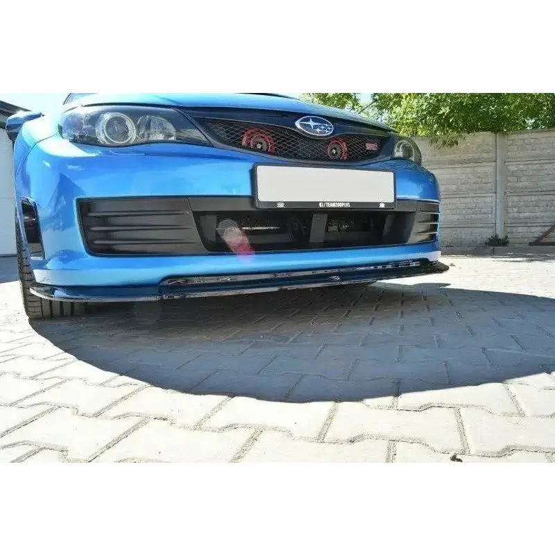 Front splitter på Subaru Impreza WRX STI V.2 2009-2011, sort spoiler montert under fronten.