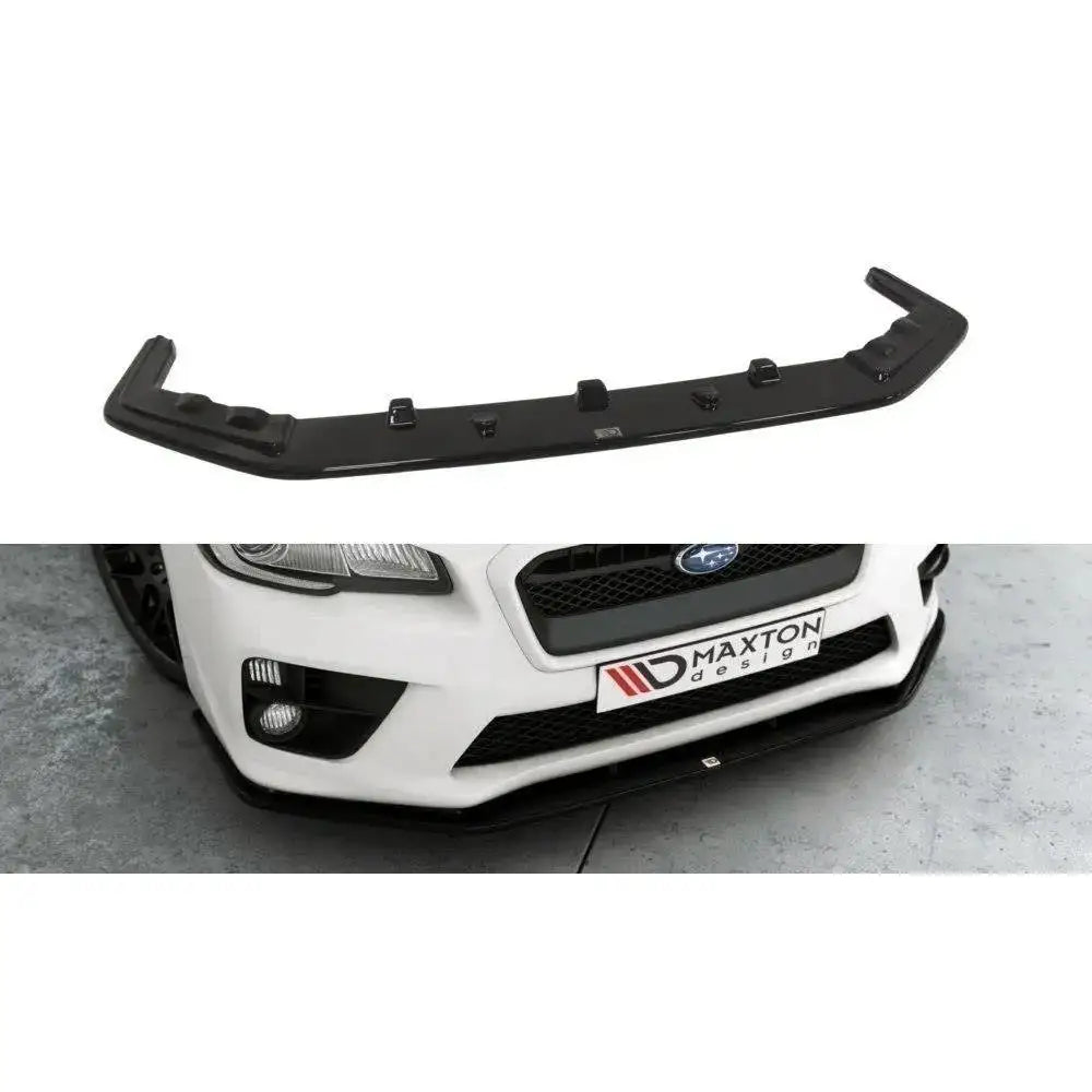 Frontspoiler Subaru Wrx Sti V.2 i sort plast, vist alene og montert på hvit bil fra skrå vinkel.