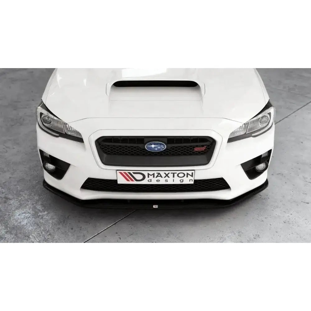 Front splitter på Subaru Wrx Sti V.2 med svart grill, panserlufteåpning og Maxton Design-skilt.