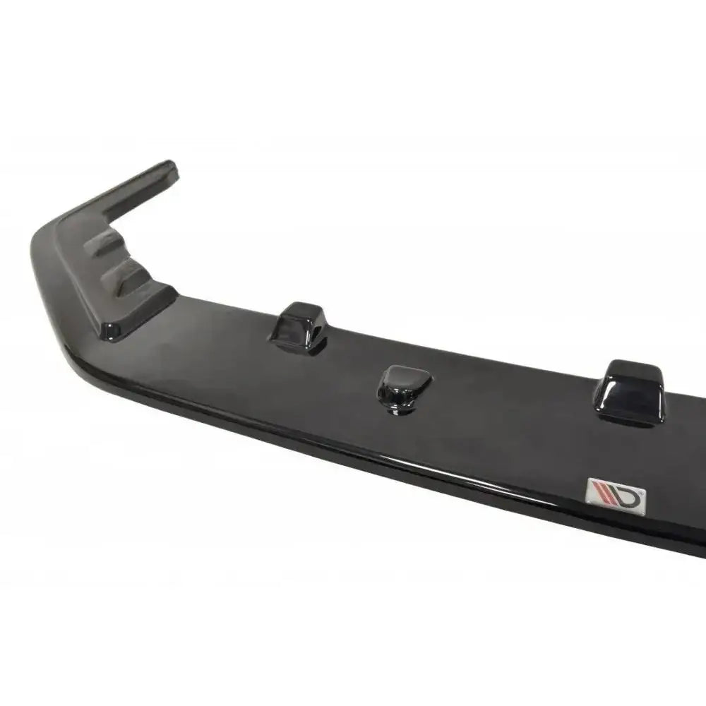 Frontspoiler Subaru Wrx Sti V.2 i svart plast med aerodynamiske detaljer og diskret logo sett skrått ovenfra.