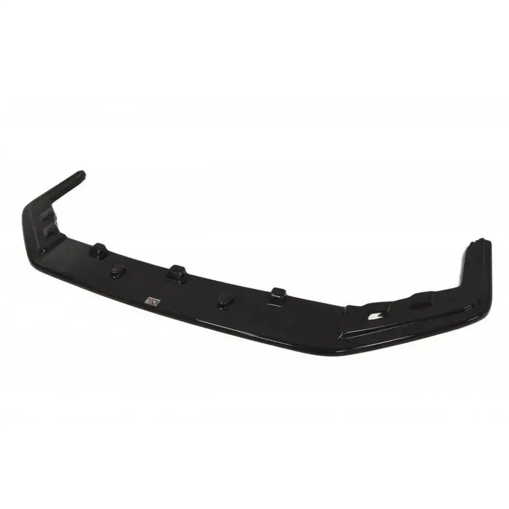 Frontleppe til Subaru Wrx Sti V.2 i sort blank plast med v-form, sett fra skrå vinkel mot hvit bakgrunn.