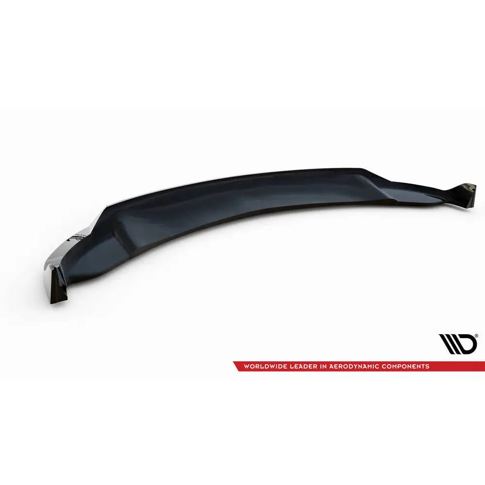 Front lip til Tesla Model Y V.2, sort og blank, buet form med hevede ender, sett fra skrå vinkel.