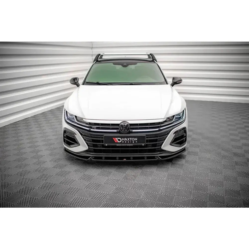 Frontleppe Volkswagen Arteon R med mørke detaljer på frontsplitter, grill og takstativ sett forfra.