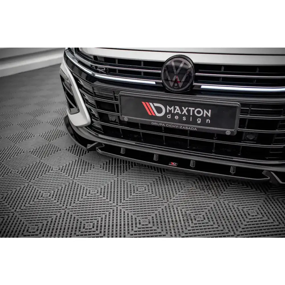 Spoiler til Volkswagen Arteon R V.2 i sort glanset finish, sett forfra med Maxton Design-logo.