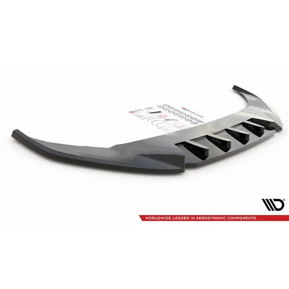 Front lip Volkswagen Arteon R 20- V.2 svart plastspoiler med vertikale finner, skrå vinkel, hvit bakgrunn.