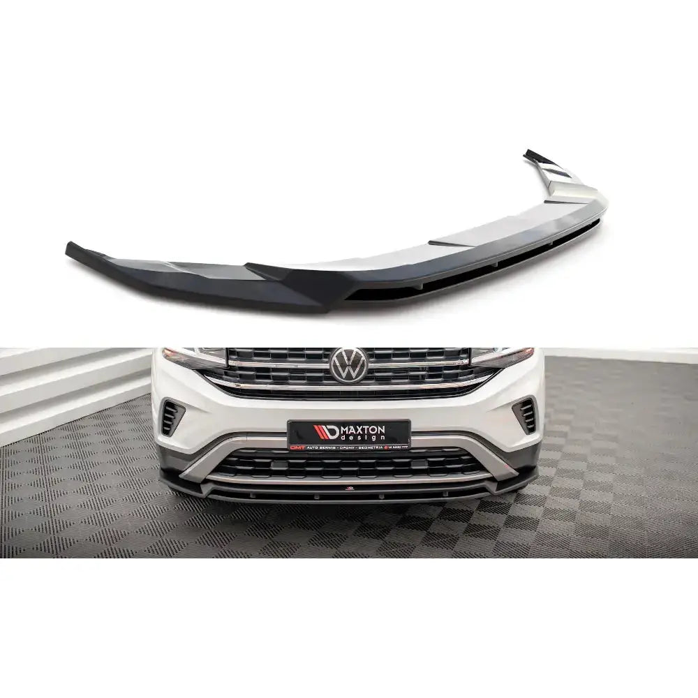 Frontspoiler Volkswagen Atlas Cross Sport V.2 sort splitter montert på hvit bil, sportslig design.