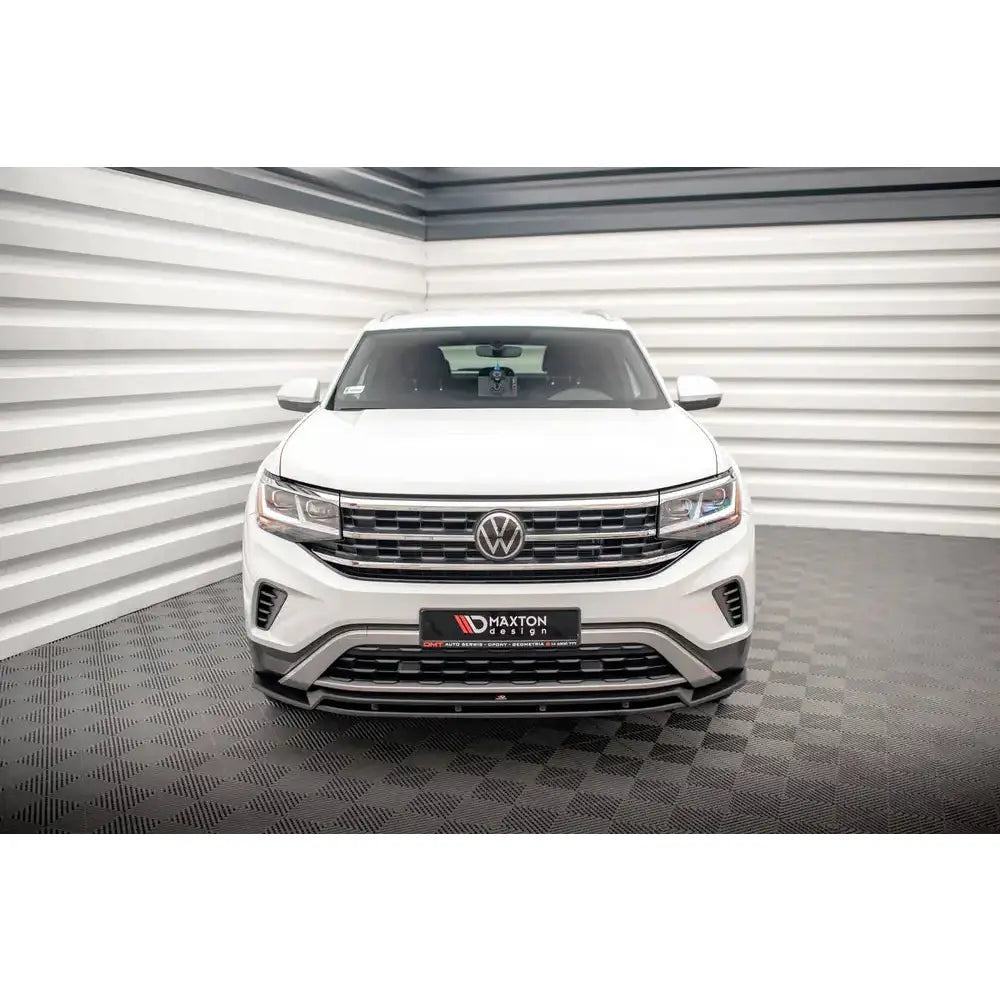 Frontleppe på Volkswagen Atlas Cross Sport V.2 sett forfra med kromdetaljer og mørk spoiler.