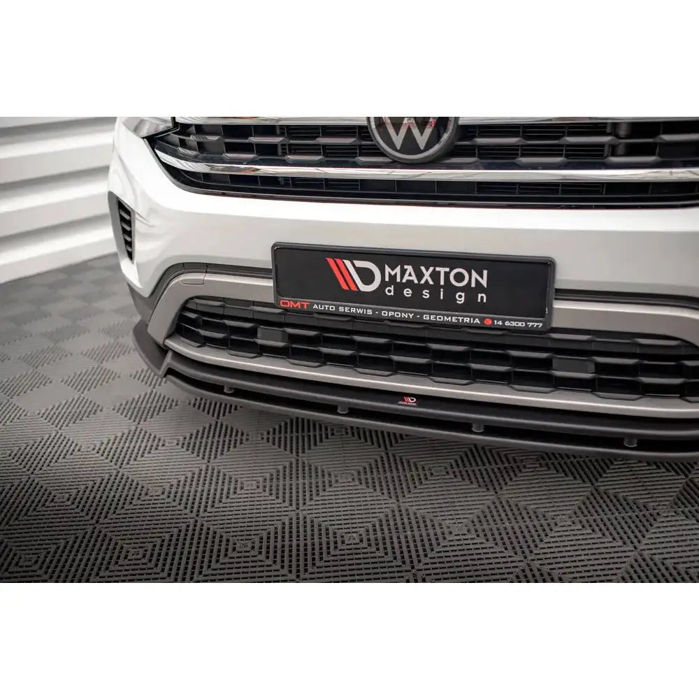 Spoiler til Volkswagen Atlas Cross Sport V.2 montert foran på hvit bil med Maxton Design-skilt.