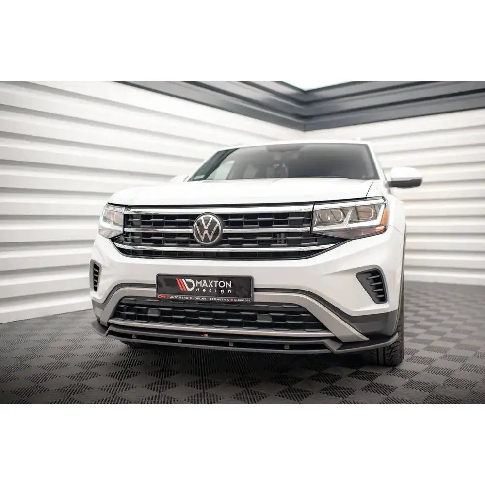 Front splitter på Volkswagen Atlas Cross Sport V.2, hvit bil med sort grill og Maxton Design-logo.