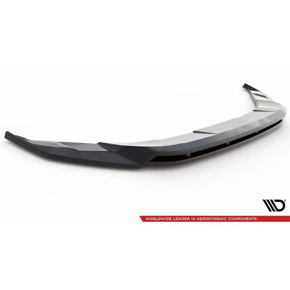 Front lip Volkswagen Atlas Cross Sport V.2 svart og sølv spoiler sett fra skrå vinkel med aerodynamisk design.