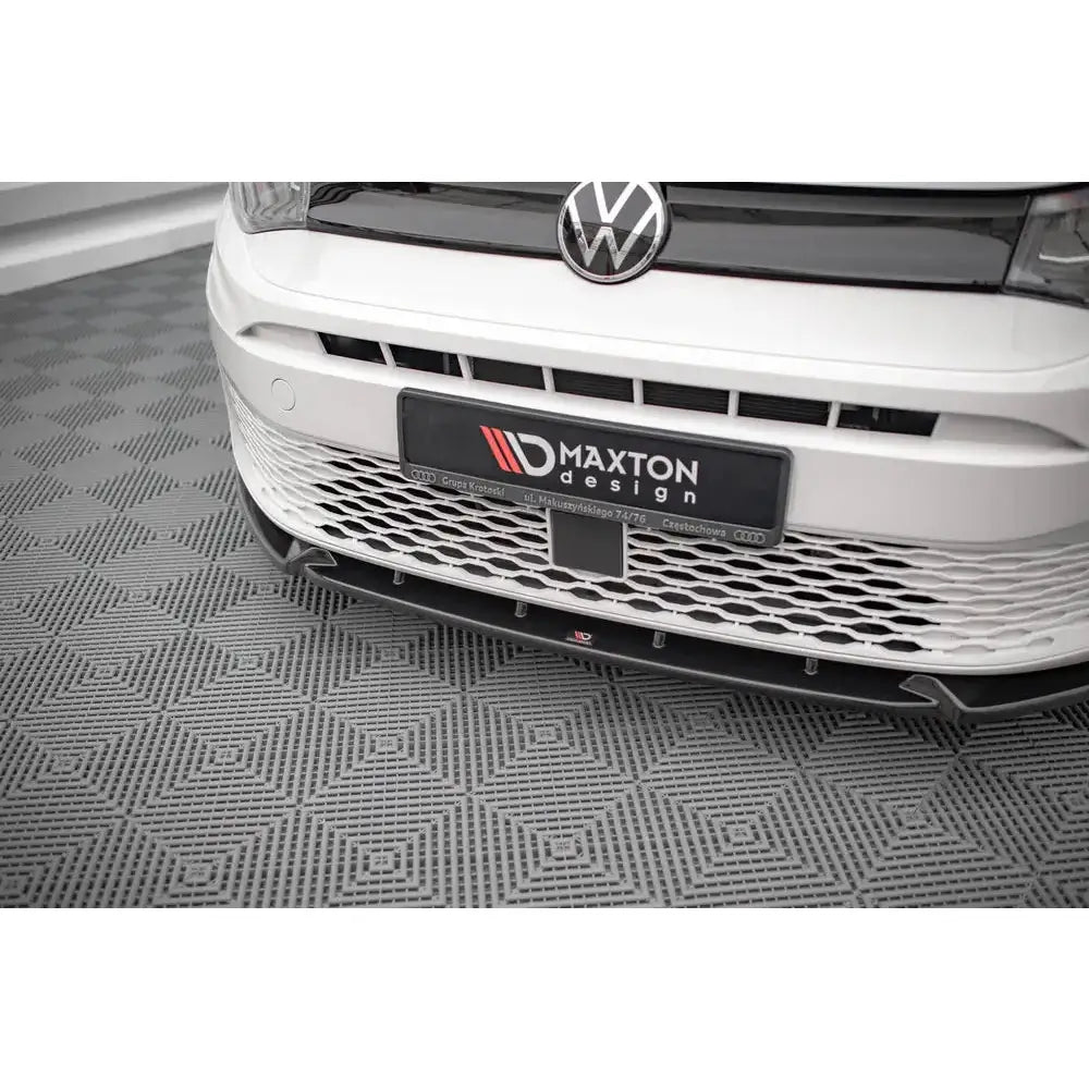 Spoiler til Volkswagen Caddy Mk5 V.2, nærbilde av front med sort grill og Maxton Design-skilt.