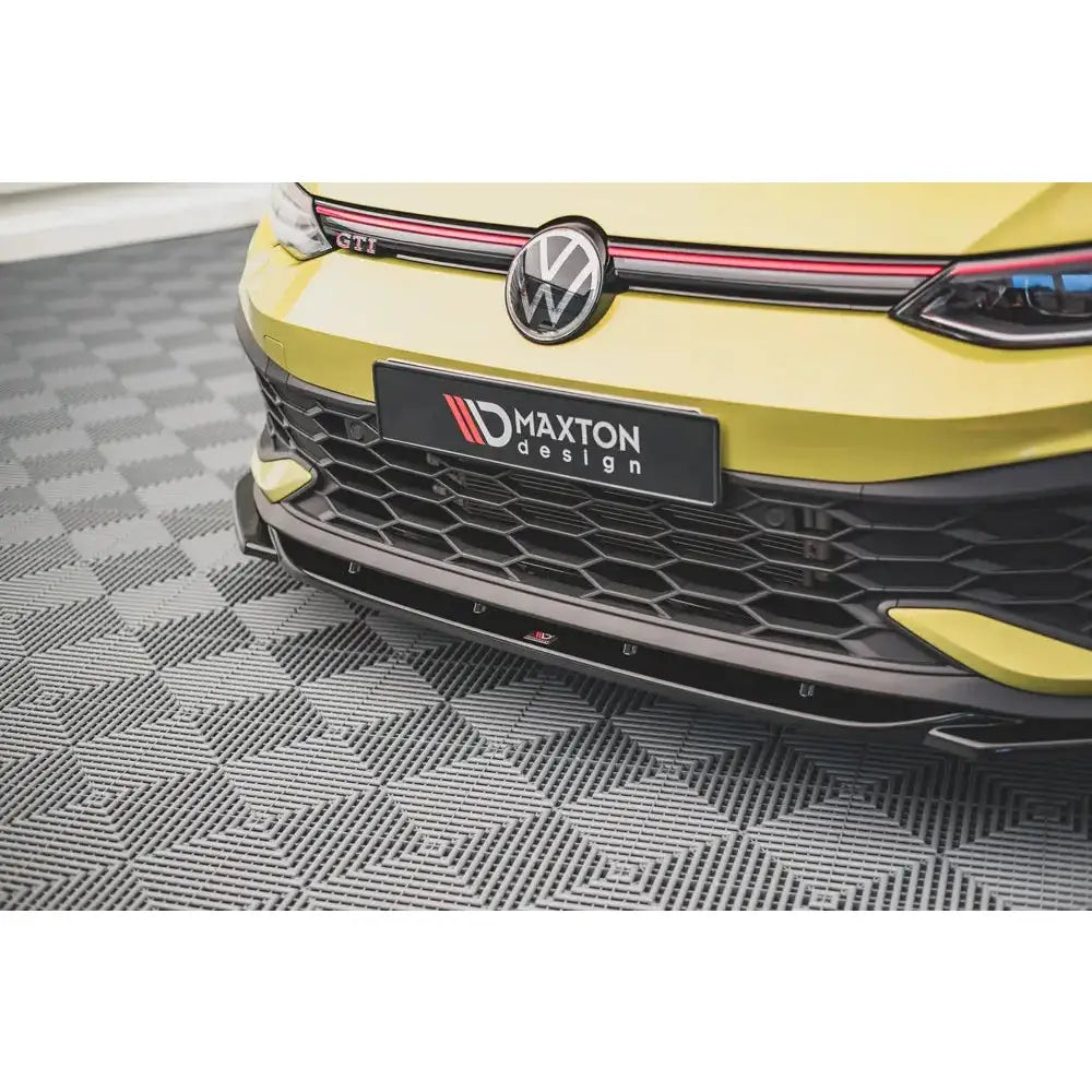 Front splitter på Volkswagen Golf 8 GTI Clubsport V.3 med sort plast, VW-emblem og rød GTI-logo.