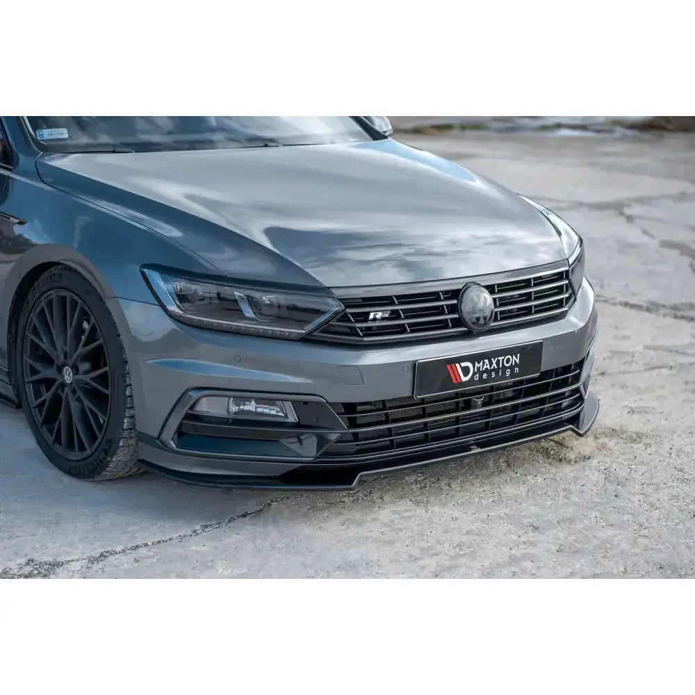 Front splitter på Volkswagen Passat R-Line B8, grå bil med sorte detaljer og lav frontspoiler.