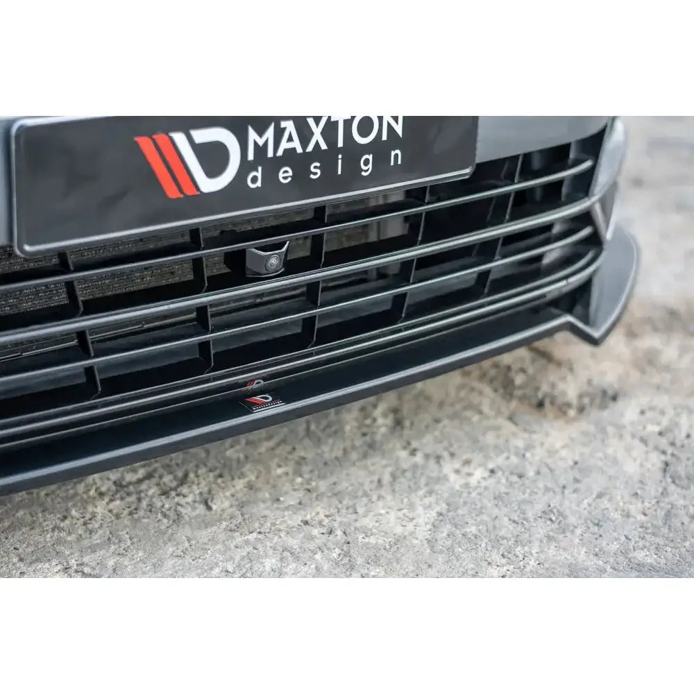 Front lip på Volkswagen Passat R-Line B8 med svart, blank frontspoiler fra Maxton Design montert.