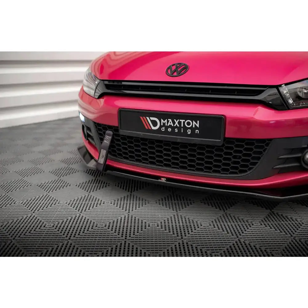 Spoiler til Volkswagen Scirocco Mk3 V.2 08-14, rød bil med svart grill og Maxton Design-logo.