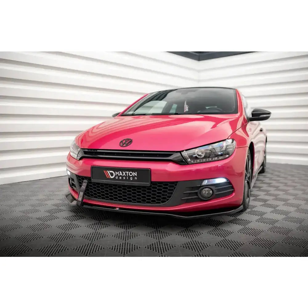 Front splitter på Volkswagen Scirocco Mk3 V.2 08-14 med senket frontfanger og sorte detaljer.