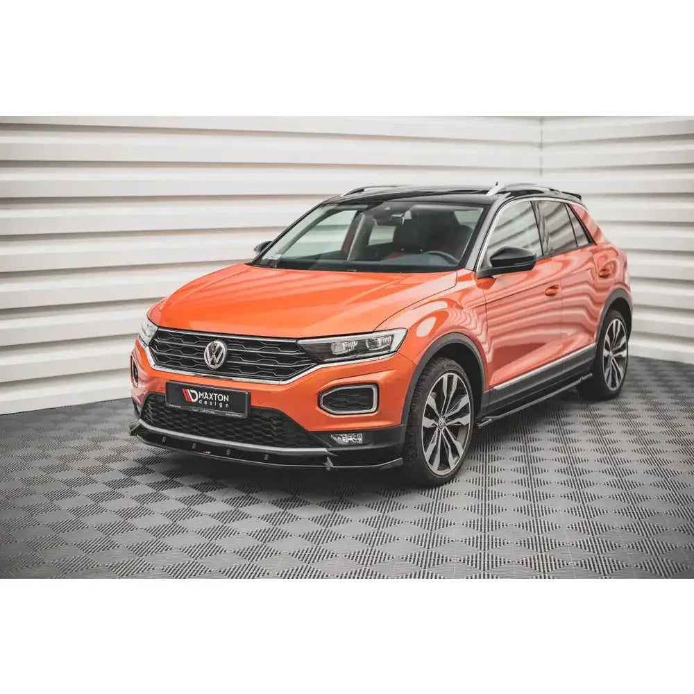 Frontleppe på Volkswagen T-Roc Mk1 V.2 2017-modell, oransje SUV med svarte detaljer og sølvfelger.