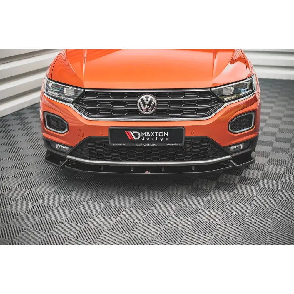 Spoiler til Volkswagen T-Roc Mk1 V.2 2017-, svart frontsplitter montert på oransje bil med Maxton-logo.