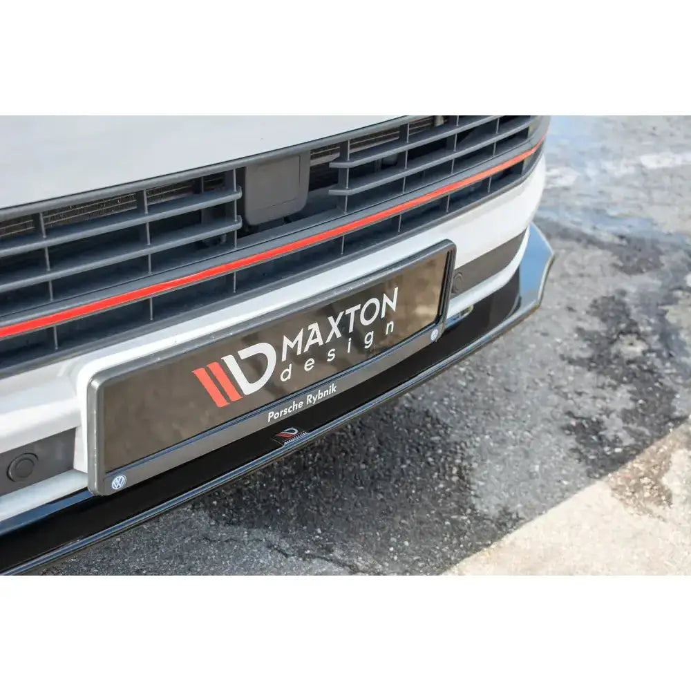 Front splitter for Volkswagen T6 V.2 i sort glanset finish med rød stripe og Maxton Design-logo.