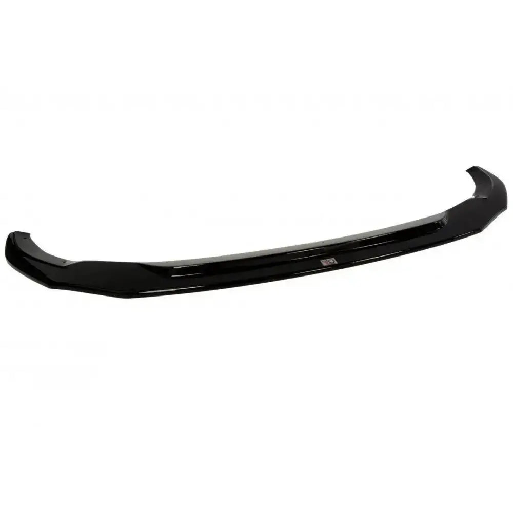 Frontspoiler Volkswagen T6 V.2 i sort blank plast, skrå vinkel, synlig logo og konturdetaljer mot hvit bakgrunn.