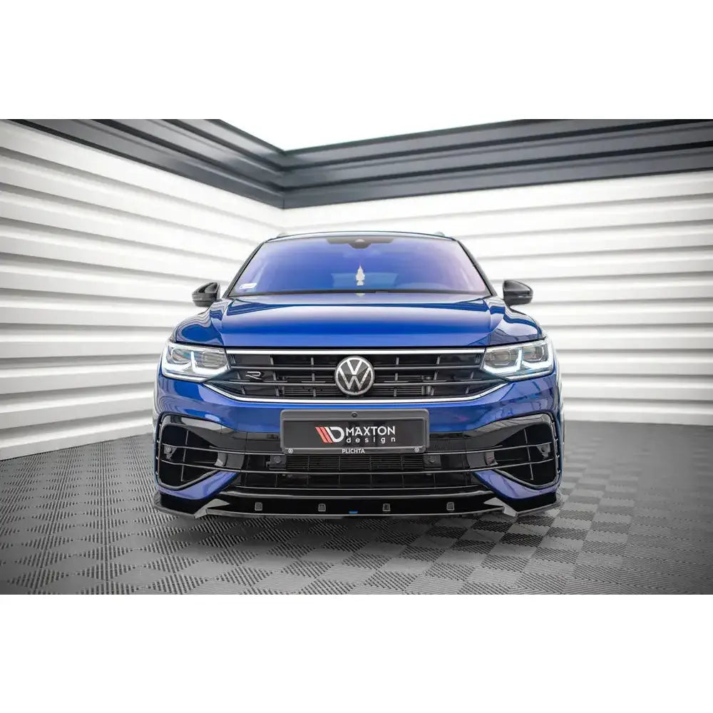 Spoiler til Volkswagen Tiguan R R-Line Mk2 Facelift med svart frontsplitter og Maxton Design-logo.