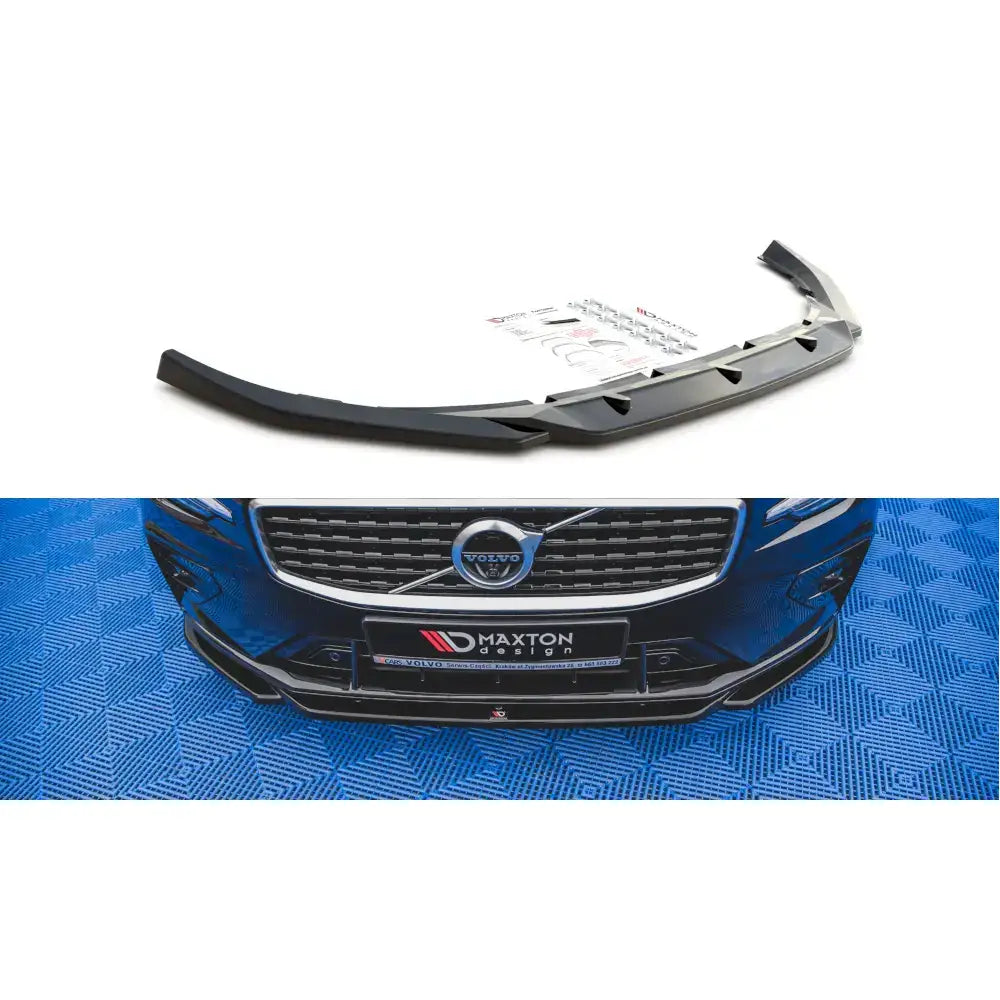 Frontspoiler Volvo S60 R-Design Mk3 V.2 i sort plast med vinklede detaljer, montert på bil forfra.