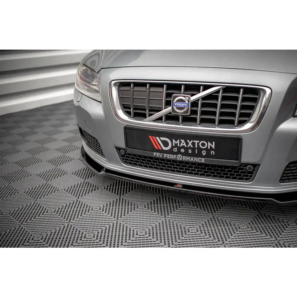 Spoiler til Volvo V70 Mk3 V.2 07-13 montert foran på sølvfarget bil, sett skrått forfra.