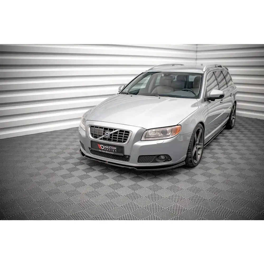 Front splitter på Volvo V70 Mk3 V.2 07-13 med svarte felger i lyst industrimiljø.
