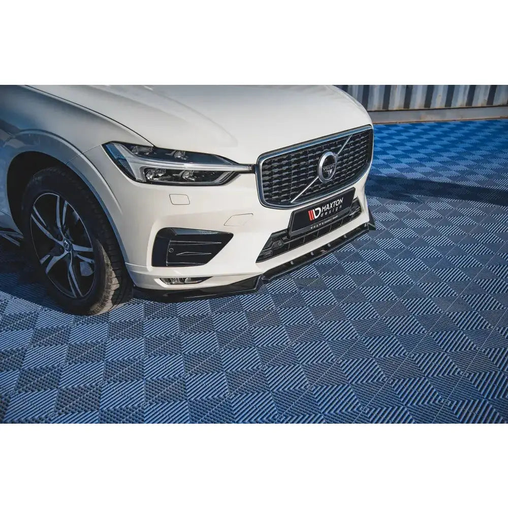 Spoiler til Volvo XC60 Mk2 V.2 R-Design sett fra foranvenstre hjørne mot grillen på hvit bil.