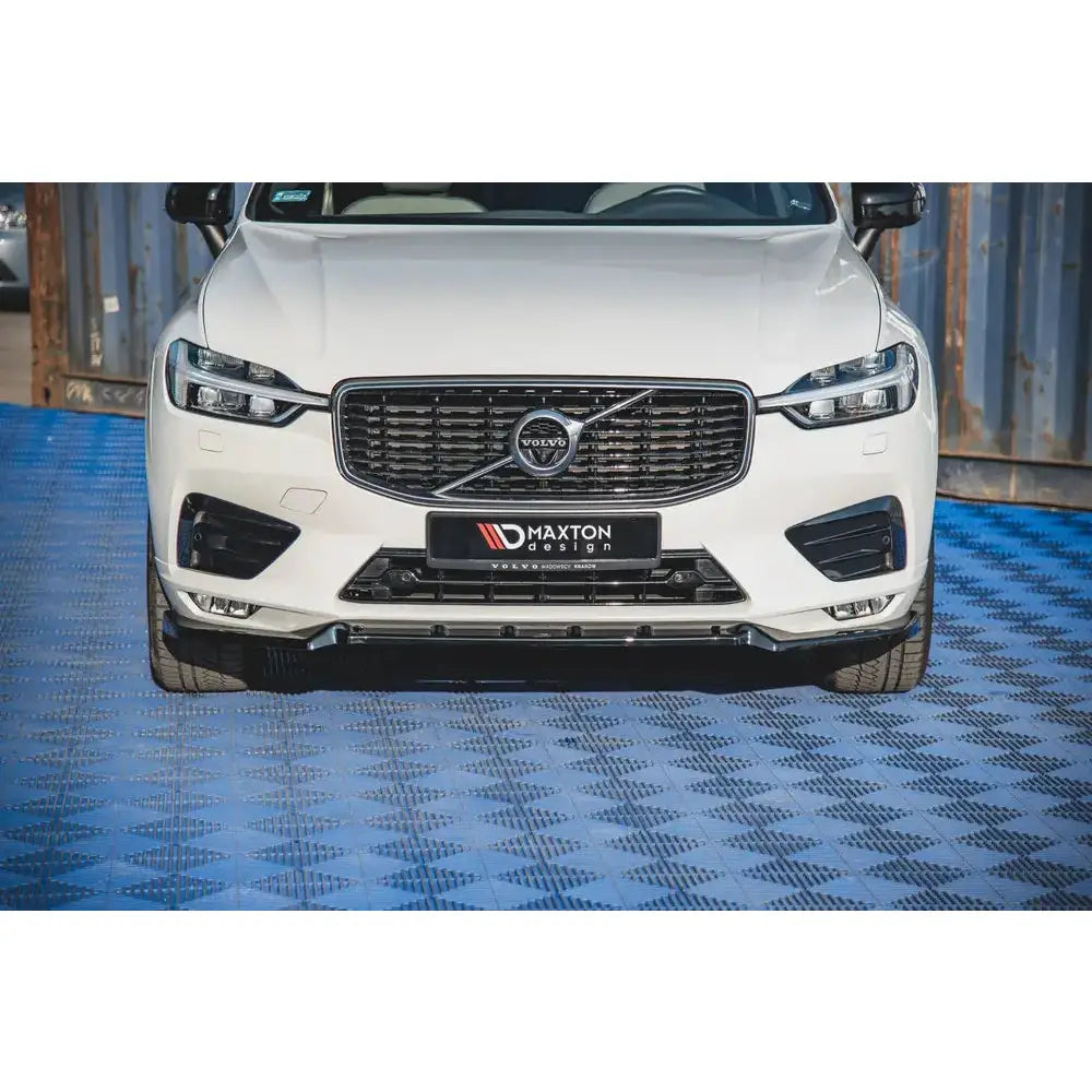 Front splitter på Volvo XC60 Mk2 V.2 R-Design sett forfra med svart grill og Maxton Design-logo.