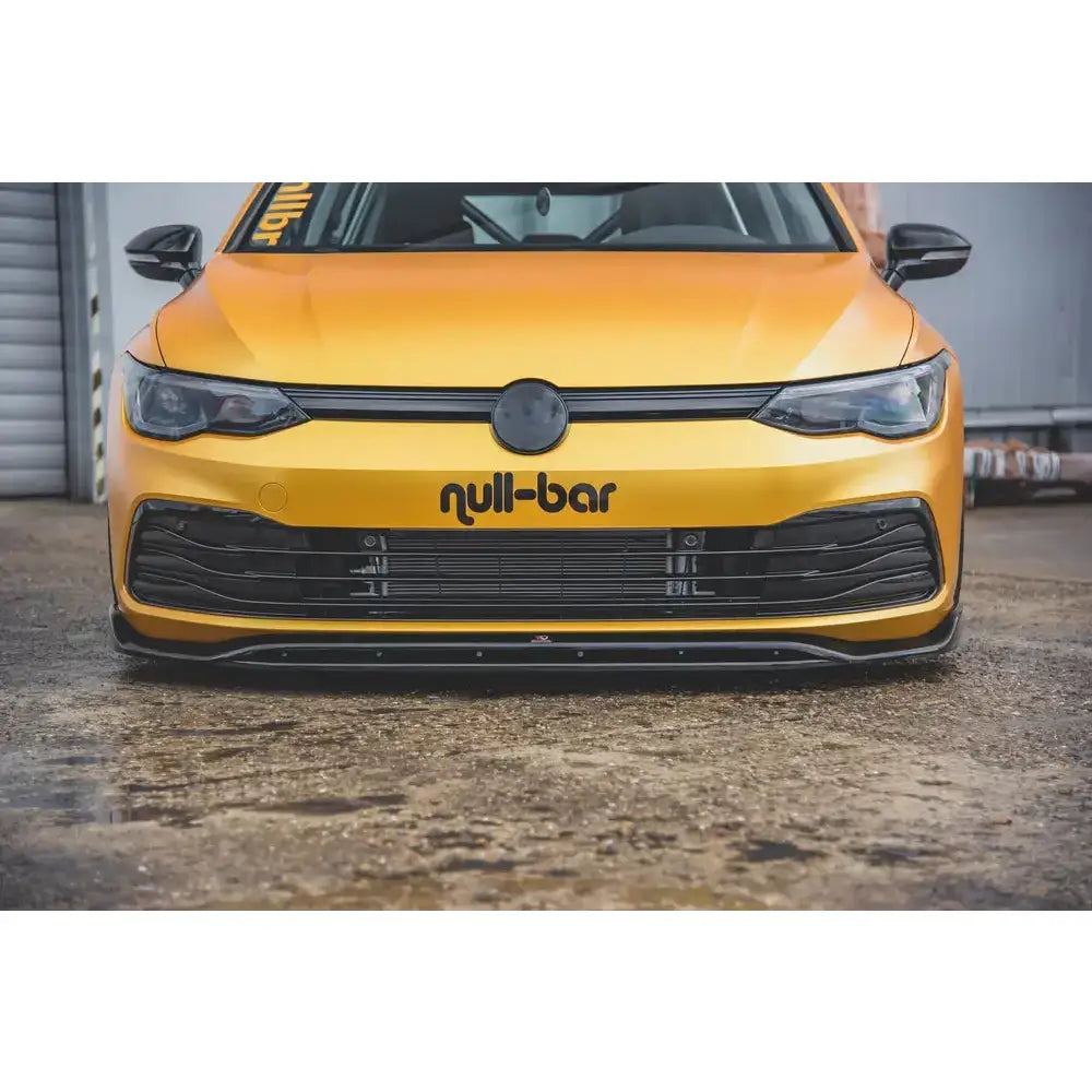 Front lip på VW Golf 8 V.2 med sort grill, sorte detaljer og “null-bar” logo på panseret.