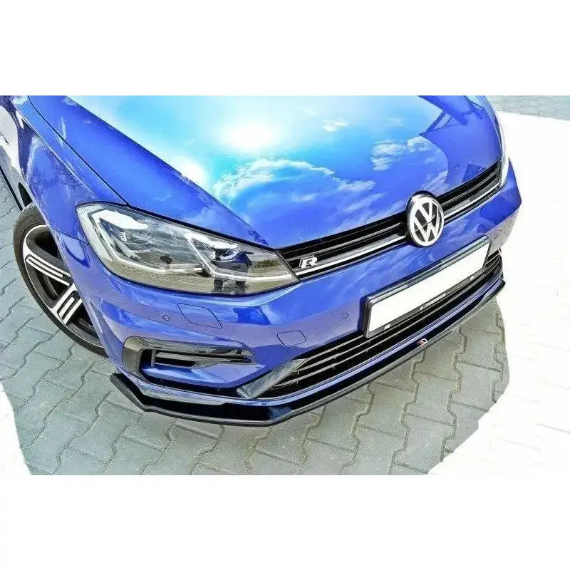 Frontleppe på VW Golf VII R facelift V.2, sort frontsplitter montert under støtfanger, blå bil forfra.