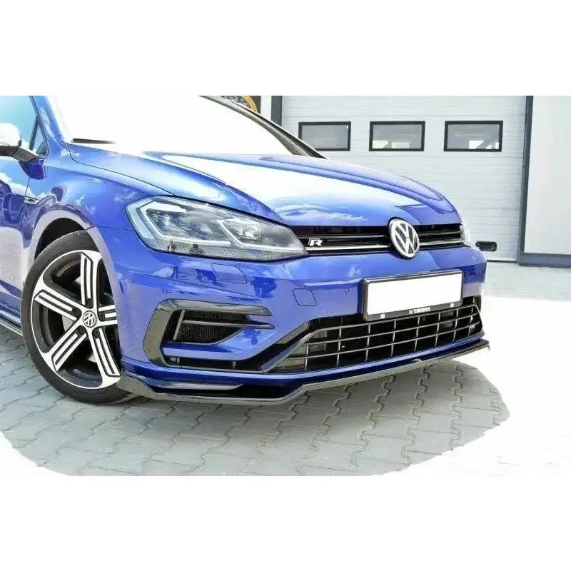 Front splitter på VW Golf VII R Facelift V.2, blå bil med sorte detaljer og store aluminiumsfelger.