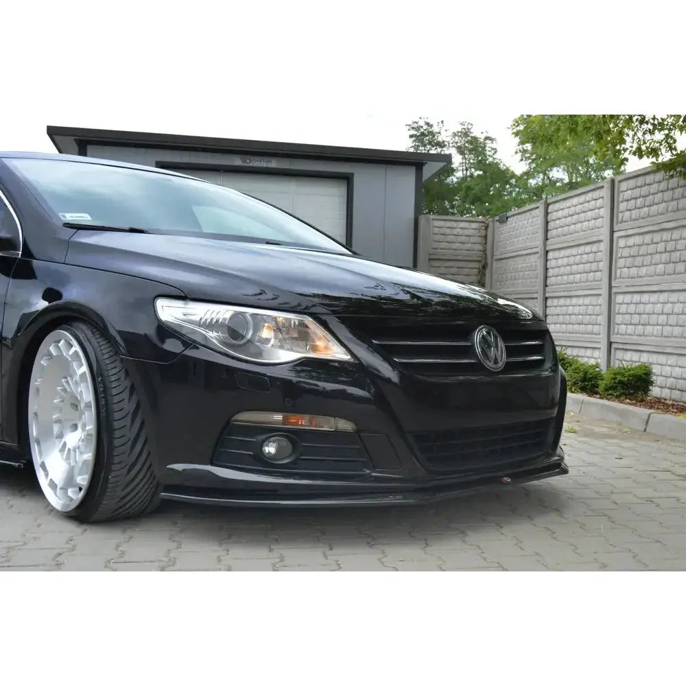 Front splitter på VW Passat CC V.2 Standard med store sølvfelger, sett forfra i halvprofil.