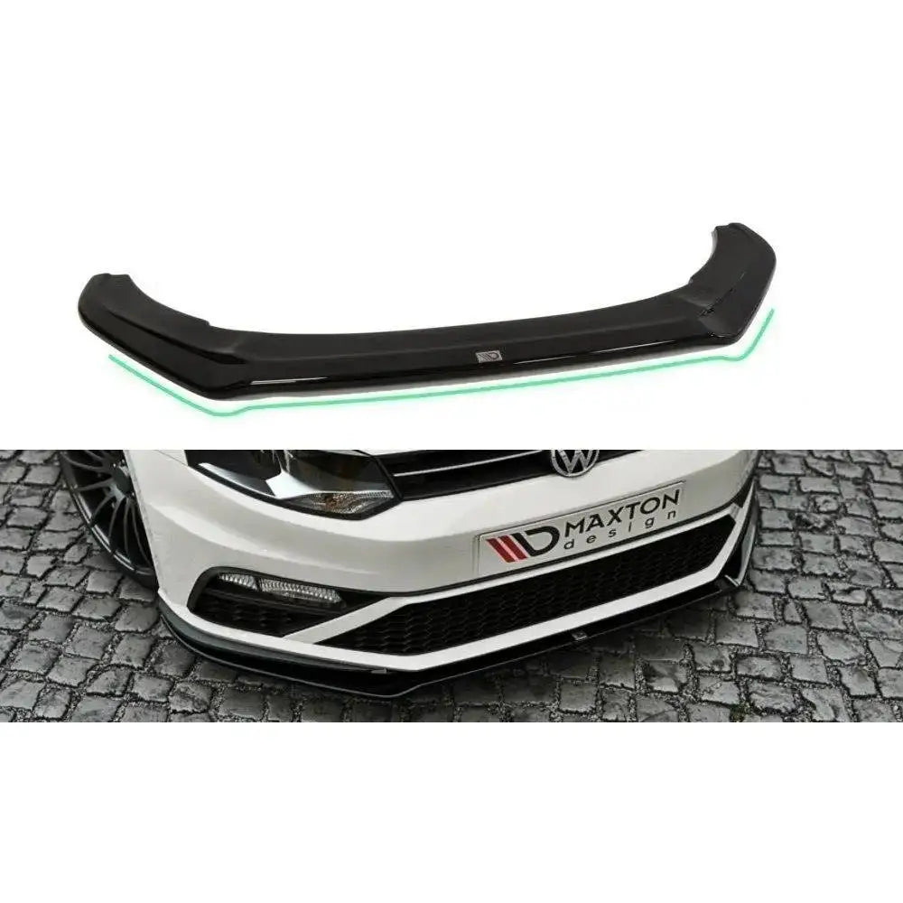 Frontspoiler VW Polo Mk5 GTI V.2 i sort plast med grønn kant, vist montert på bilens frontfanger.