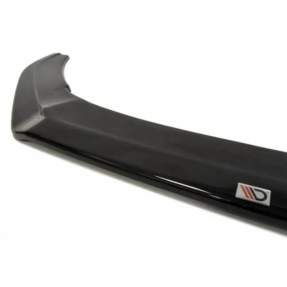 Frontspoiler VW Polo Mk5 GTI V.2 i blank karbonfiber sett skrått ovenfra, tydelig kant og logo.
