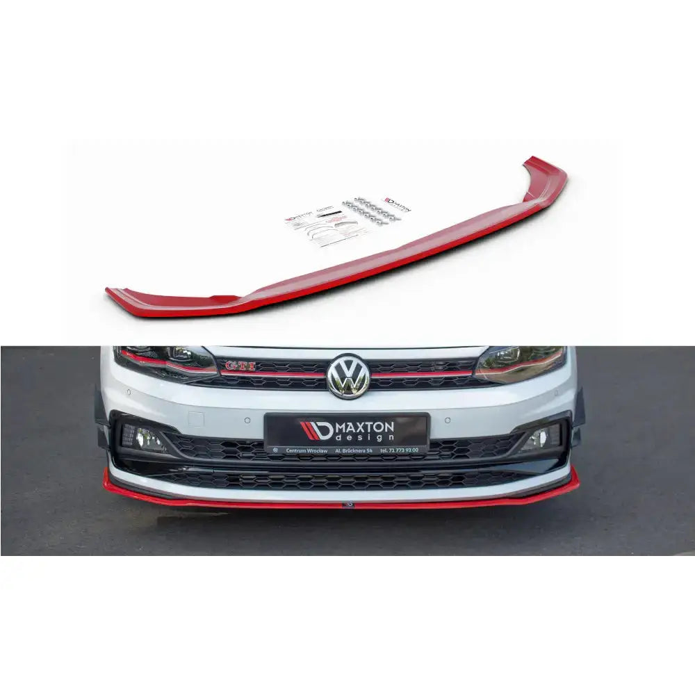 Frontspoiler VW Polo Mk6 GTI V.2 i rød plast, vist skrått med monteringsutstyr og montert på hvit bil.