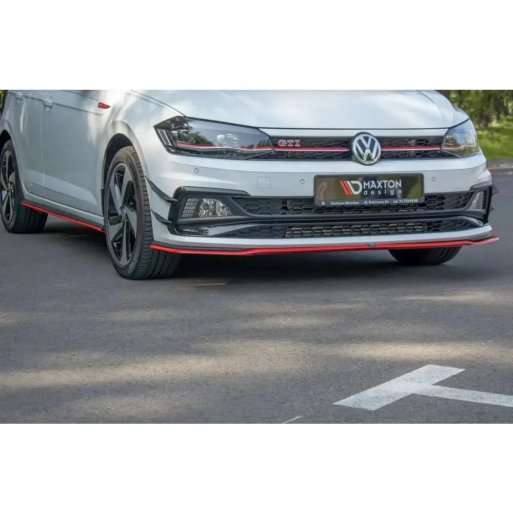 Spoiler på VW Polo Mk6 GTI V.2, nærbilde av svart og rød frontspoiler på hvit bil utendørs.