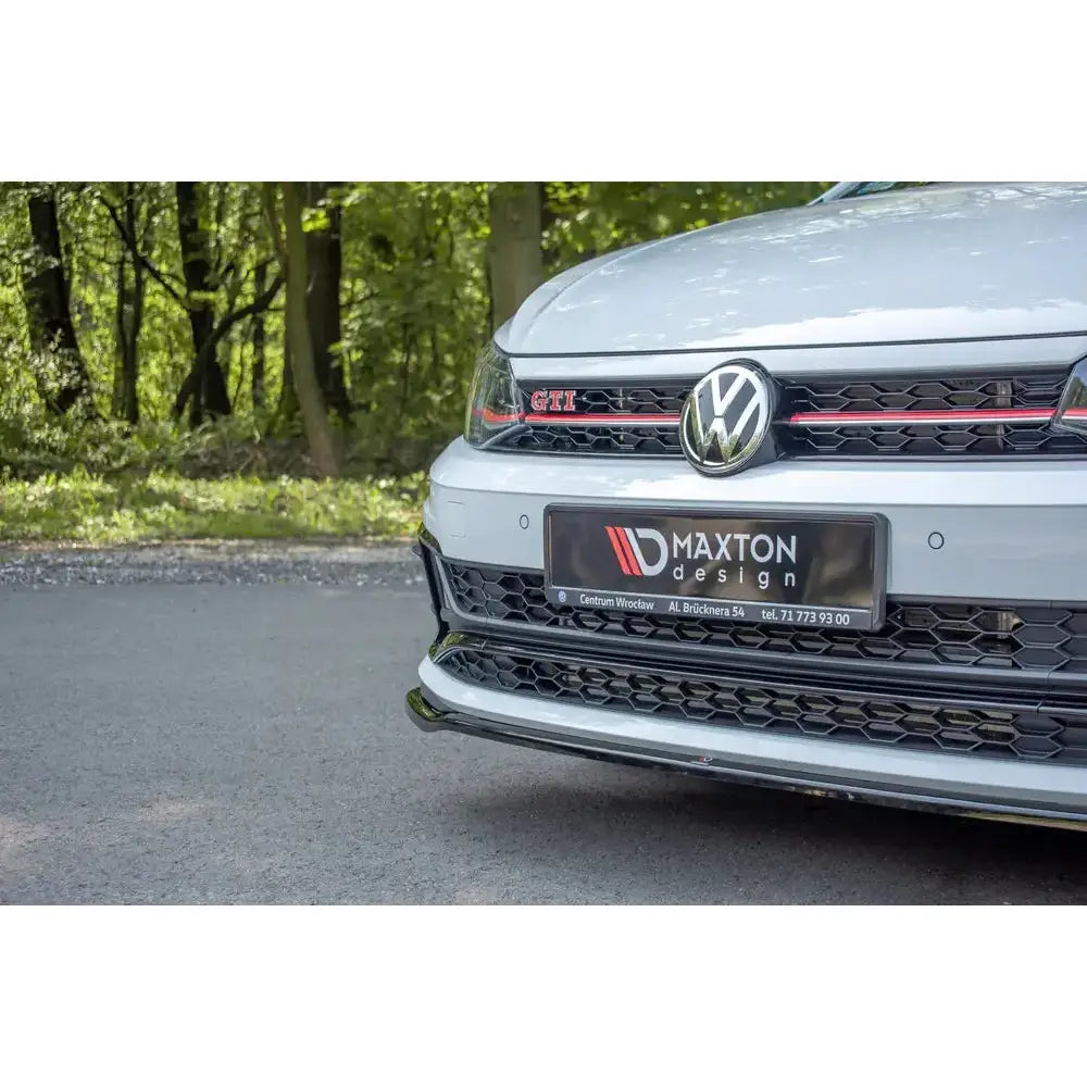 Front lip på VW Polo Mk6 GTI V.2 montert foran, viser svart grill og rød GTI-logo.